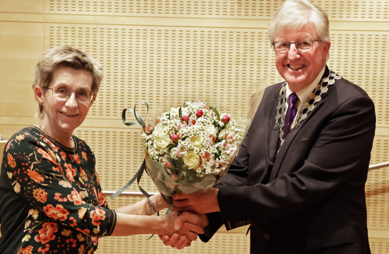 Gyda Austin ble takket av som president i Lillehammer Rotaryklubb under kveldens sommeravslutning med en stor blomsterbukett.