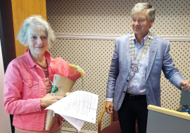 Ruth Mjøen var 75 år 29. juli, og fikk blomster og gratulasjoner av president Erik A. Dahl.