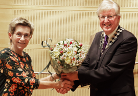 Gyda Austin ble takket av som president i Lillehammer Rotaryklubb under kveldens sommeravslutning med en stor blomsterbukett.