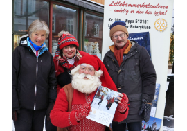 Lillehammerkalenderen i Gågata på lørdag – mange gode samtaler og bra med salg.