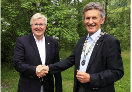 Thor Svegården, kommende president i Lillehammer Rotary fikk overrakt presidentkjedet av Finn Olsen